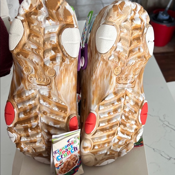 CROCS adult men’s7/woman's9 Tan and Blue NIB NWT Cinnamon Toast Crunch Slippers - Picture 7 of 10